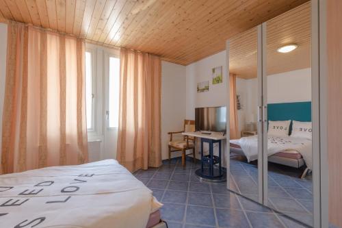Habitación de hotel con 2 camas y escritorio en Swiss Mountains Apartments en Interlaken