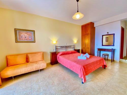 - une chambre avec un lit et un canapé dans l'établissement Zoom Beach Hotel, à Kandia