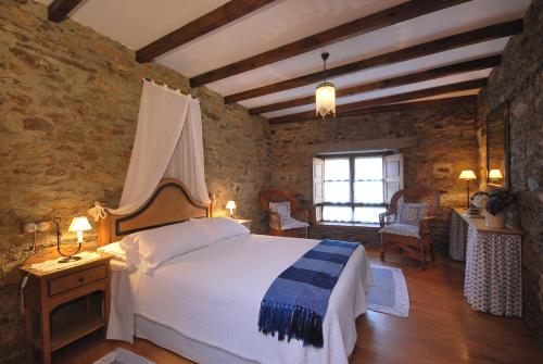 - une chambre avec un grand lit blanc dans l'établissement Casa Mario, à Posada de Rengos