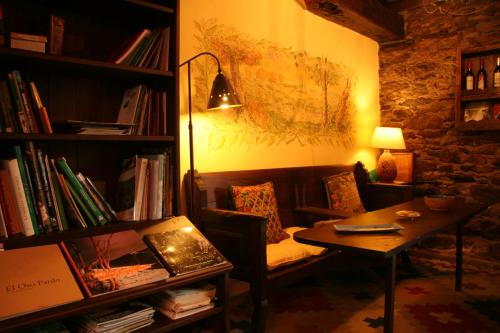 a living room with a table and a book shelf at Casa Mario in Posada de Rengos