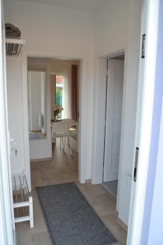 przedpokój z białymi ścianami i pokój ze stołem w obiekcie Modrý apartmán 2 - studio w Znojmie