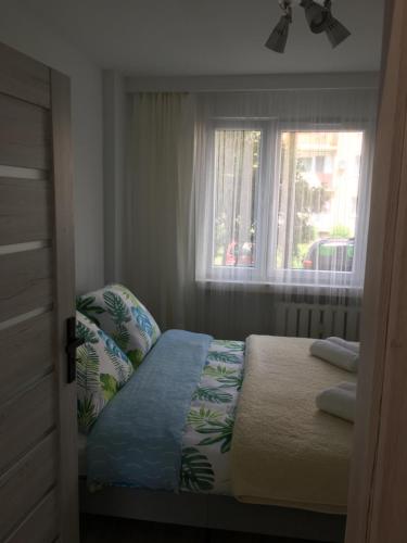 Łóżko lub łóżka w pokoju w obiekcie Apartament BLISKO WSZĘDZIE