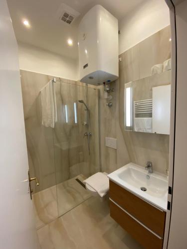 La salle de bains est pourvue d'une douche et d'un lavabo. dans l'établissement Konditorei Mandl, à Bruck an der Mur
