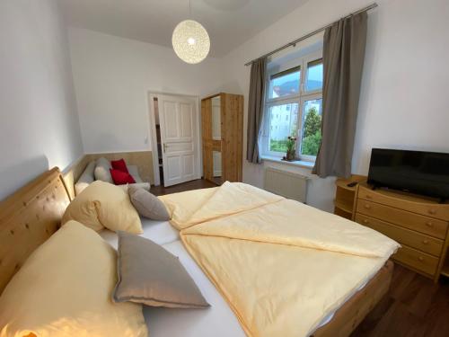 um quarto com uma cama grande e uma janela em Konditorei Mandl em Bruck an der Mur