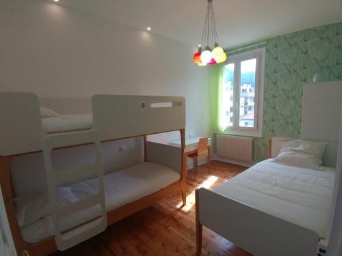- une chambre avec 2 lits superposés et une fenêtre dans l'établissement Confort douceur et calme dans Grenoble, à Grenoble