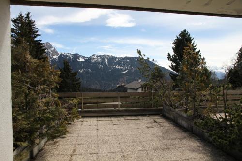 - un balcon offrant une vue sur les montagnes dans l'établissement Roc d'Orsay F66, à Leysin
