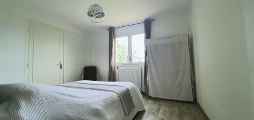 Montboloにあるvilla calme et detenteの白いベッドルーム(ベッド1台、窓付)