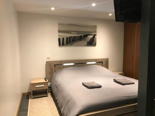um quarto com uma cama com duas toalhas em O’Bon Secours em Saint Malo