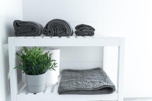biała półka z poduszką i rośliną w obiekcie Buhardilla Comillas Beach en Primera Línea de Playa, Wifi, Netflix w mieście Comillas