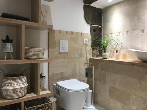 une salle de bain avec toilettes et lavabo dans l'établissement O’Bon Secours, à Saint-Malo