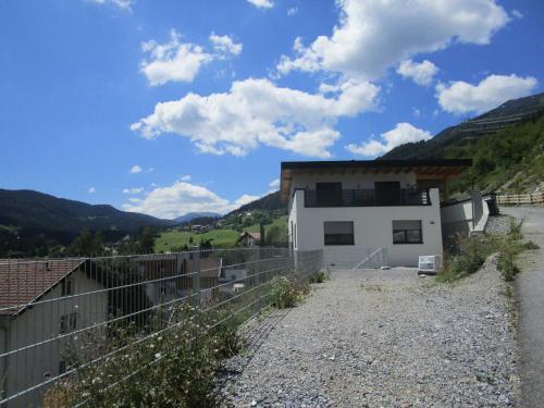 una casa blanca con una valla delante en Apartment Skyline, en Wenns