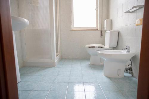 uma casa de banho com um WC e um lavatório em Poesia del Mare B&B em Siracusa