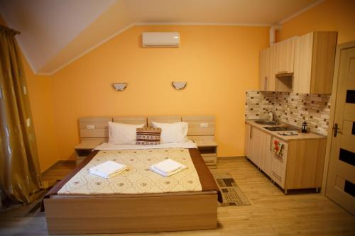a small room with a bed and a kitchen at Золота Поляна in Polyana