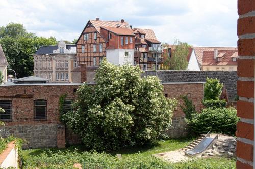 Ferienwohnungen Quedlinburg im Harz في كفيدلينبورغ: منظر على مدينة من جدار من الطوب