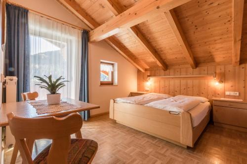 una camera da letto con un letto e un tavolo di Tlisüra a La Villa