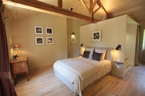 une chambre avec un grand lit et un parquet dans l'établissement Maison Gascony, à LʼIsle-de-Noé