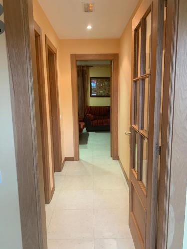 un couloir avec des portes et un salon dans l'établissement posada carral cabarceno, à La Concha