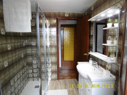 A bathroom at Apartamento Anjana
