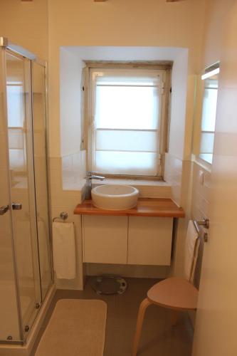 baño con lavabo y ventana en Casa da Ponte Branca en Ancião