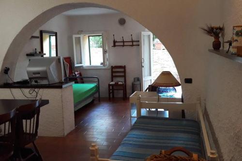 卡斯蒂廖內德拉佩斯卡伊阿的住宿－antico forno，一间带拱门的客厅和一间带沙发的客厅