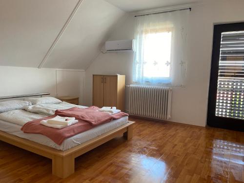 מיטה או מיטות בחדר ב-Szomszéd Ház