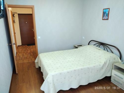 سرير أو أسرّة في غرفة في Apartment in Dzhemete