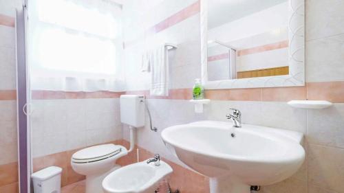 アレッサーノにあるLunaMia&Poolのバスルーム(洗面台、トイレ、鏡付)
