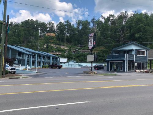 an empty street with a building and a traffic light at Country Town N' Suites in Gatlinburg