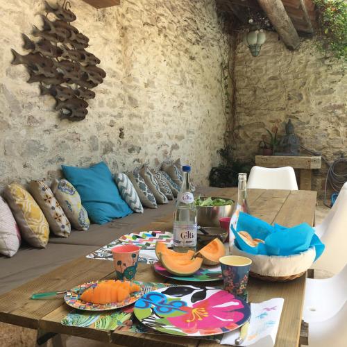 une table en bois avec des assiettes de nourriture dessus dans l'établissement Lunel Bien-etre, à Lunel