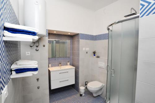 Ένα μπάνιο στο Apartments Colors of Rijeka- Blue