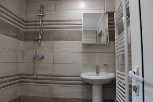 a bathroom with a sink and a shower at Бунгала Сън Сити in Sandanski