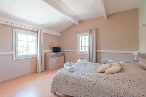 a bedroom with a bed with two towels on it at Mas de l'Olivier - Enclave des Papes - Visan - 8 couchages in Visan