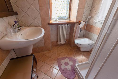 a small bathroom with a sink and a toilet at All'Ombra del Castello in Cigliè