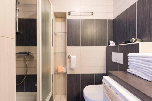 ein Bad mit einer Dusche, einem Waschbecken und einem WC in der Unterkunft Apartment Jelka- center of Hvar town in Hvar