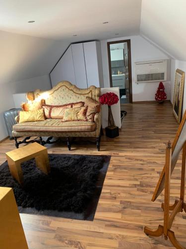 a living room with a couch on a wooden floor at Casa Centru in Mediaş