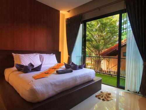 a bedroom with a bed and a large window at Ricci House Resort in Ko Lipe