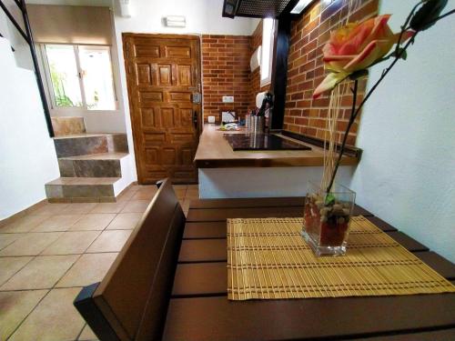 kuchnia z wazonem kwiatów na stole w obiekcie Apartamentos Jerez w mieście Jerez de la Frontera