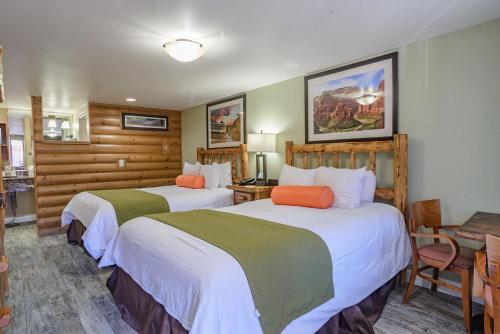 Llit o llits en una habitació de Pioneer Lodge Zion National Park-Springdale