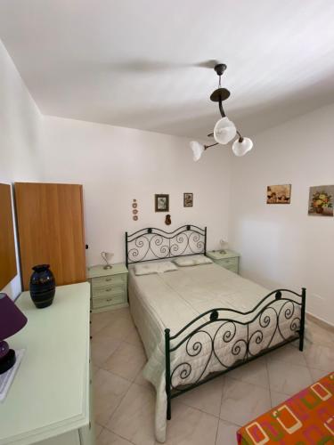 ガリポリにあるVilletta Capuanaのベッドルーム1室(ベッド1台、シーリングファン付)