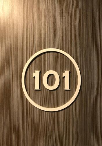 a sign that says top on a wooden wall at Hotel Santa Fe in Santa Fe
