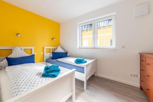 a bedroom with two beds and a window at Dünenkieker Ferienwohnung in Lubmin
