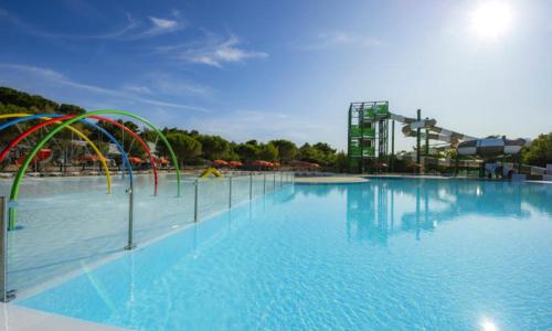 une grande piscine avec un parc aquatique dans l'établissement CAMPING NARBONNE PLAGE 4* : MOBIL HOME PREMIUM 33 M² A 200M DE LA PLAGE ET CENTRE VILLE, à Narbonne-Plage