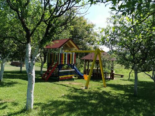 Children's play area sa Apartments Tratinčica
