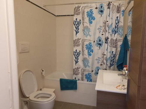 ein Bad mit einem WC und einem Duschvorhang in der Unterkunft casa di clara in San Bartolomeo al Mare