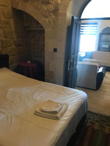 Postel nebo postele na pokoji v ubytování Kasr-i Abbas Hotel
