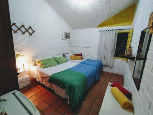 1 dormitorio con 1 cama grande en una habitación en Casa Porto de Galinhas, en Porto de Galinhas