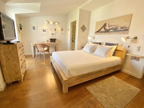 um quarto com uma cama, uma secretária e uma televisão em Unique apartment by MyPlaceForYou, in the center of Lisbon with views over the city and the Tagus river em Lisboa