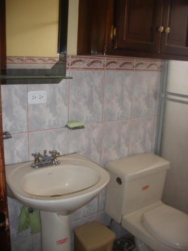 y baño con lavabo y aseo. en Edificio Danny Javier, en Quito