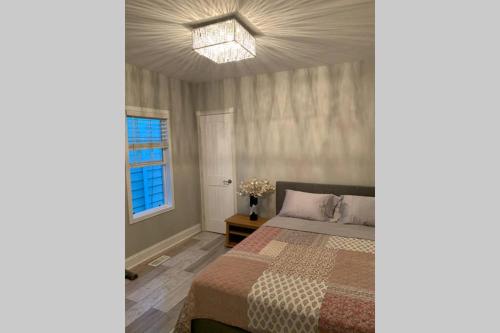 Llit o llits en una habitació de Luxury Private Home in the Heart of Niagara Falls