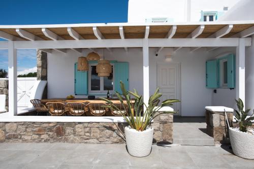 Balkoni atau teres di TIFFANYS VILLAS